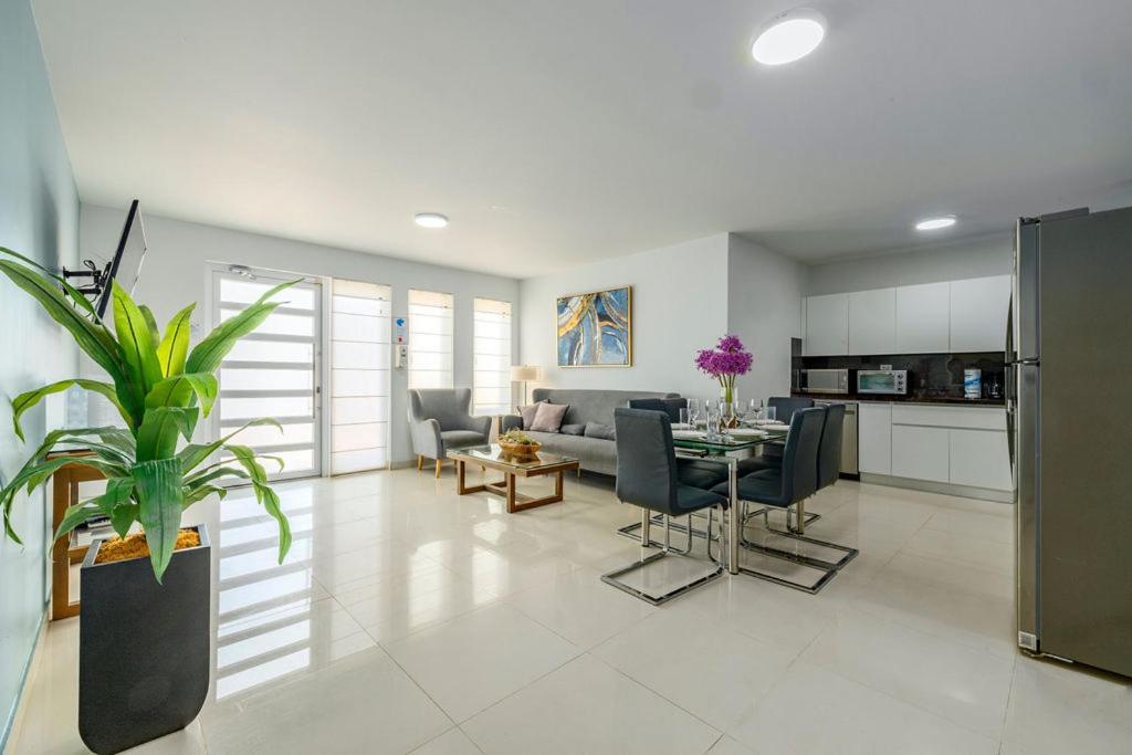 Koyari Modern Condos 9Br 7Ba Sleeps 26 W/ Pool And Roof Deck パームビーチ エクステリア 写真